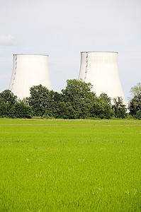 农村核电站；垂直构图，底部大复印空间；日光。