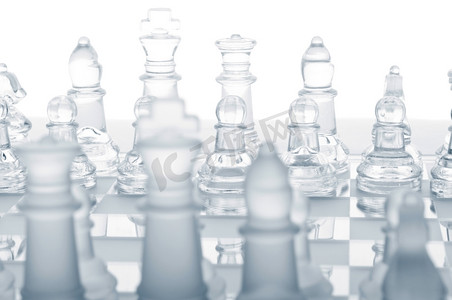 玻璃棋子立在船上，白色背景下的棋子