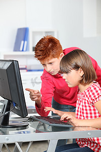 坐在教室里的孩子们坐在电脑前