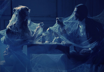 蓝色的茶杯摄影照片_一对情侣手持布满蜘蛛网的茶杯。