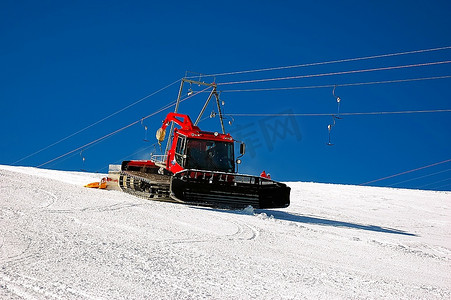 在滑雪道上工作的扫雪机。瑞士泽尔马特冬季滑雪场