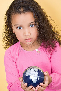 一名年轻的非裔美国儿童拿着一个地球仪的环境概念照片