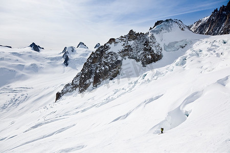 沙冰摄影照片_男子滑雪者在雪粉中滑行；法国、欧洲、法国、欧洲、沙蒙尼克斯的布兰奇山谷。