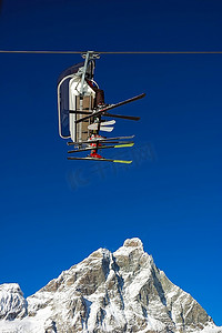 采冰摄影照片_椅子升降机的背景马特宏峰;高山，冬季滑雪区，采尔马特;瑞士。