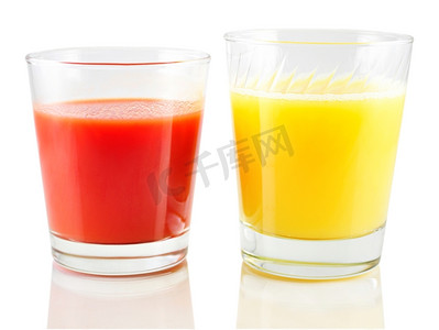 白色背景上的番茄和橙汁