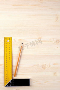测量用金属角，轻木纹理上用铅笔，焦点对准物体