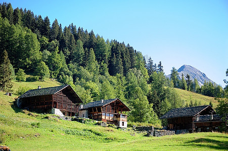 典型的乡村山地木屋和锐利；瓦尔瑟和锐利；意大利-瑞士边界。