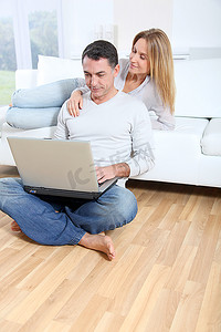 幸福的夫妻在家上网