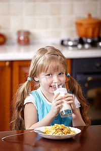 那个小女孩早餐喝牛奶。