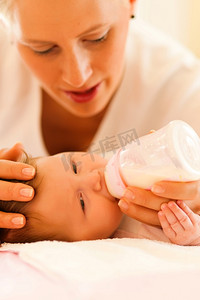 妈妈用奶瓶喂宝宝，很宁静的一幕
