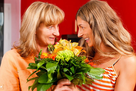 母女俩？女儿给母亲送花了。
