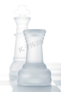 国际象棋车摄影照片_象棋车在保卫国王，从白色中切出来