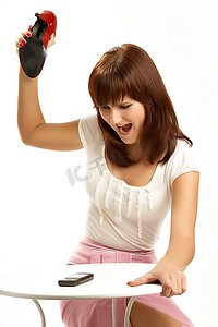 那个愤怒的女孩要用鞋跟砸坏一部手机