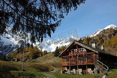 古老色摄影照片_意大利西阿尔卑斯山一个古老山村的房子