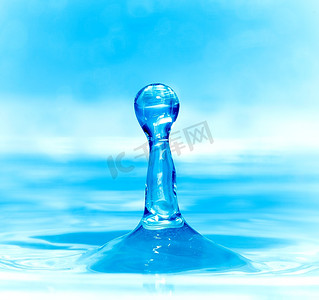 同心的摄影照片_一滴蓝色的水滴..。