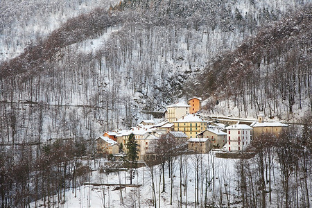 冬天的小山村。意大利阿尔卑斯山，欧洲。