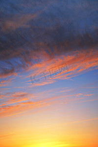 户外灯摄影照片_满天白云的夕阳