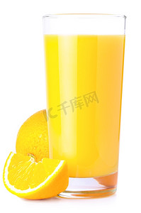 橙汁和切片孤立在白色
