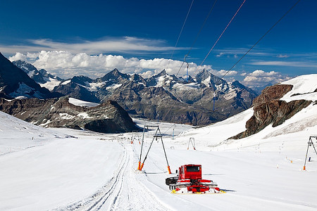 泽马特滑雪天堂的斜坡，夏季。泽马特，瑞士