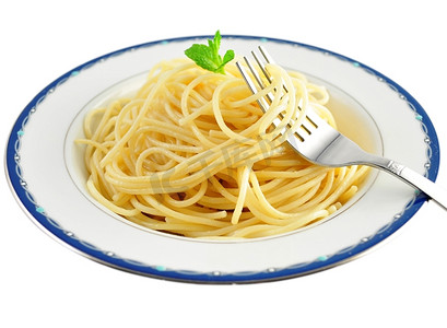 意大利面放在白底的盘子里面条土豆丝