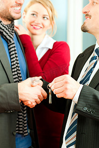 年轻夫妇购买或租赁一套房子或公寓，他们会遇到拥有钥匙的房主或房地产经纪人；专注于钥匙