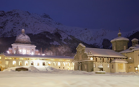 著名的奥罗帕山避难所，冬天的夜晚，意大利皮埃蒙特的比埃拉。