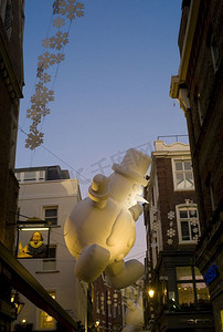 伦敦卡纳比街的雪人圣诞装饰品