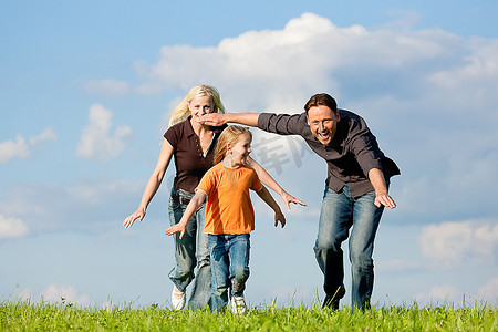 愉快的家庭（母亲，父亲和孩子）有一次散步在自然玩标签