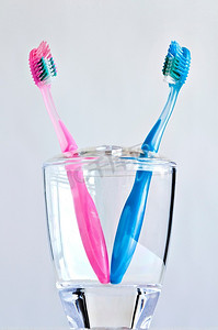 牙刷架里有几把粉色和蓝色的牙刷。