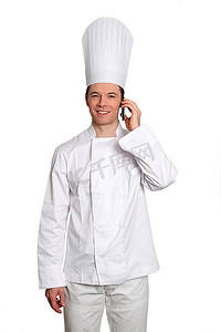 订舱摄影照片_厨师站在白色背景上拿着手机