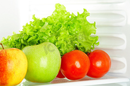 对象组摄影照片_冰箱里的新鲜蔬菜和水果