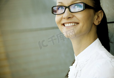 快乐的年轻女子，外面带着微笑，调色照片f/x和选择性对焦