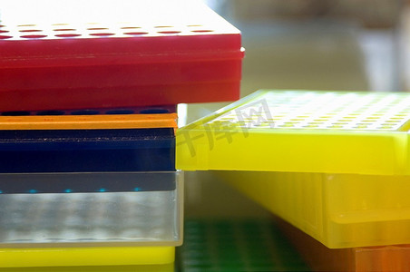 实验室柜台上有多种颜色的容器。