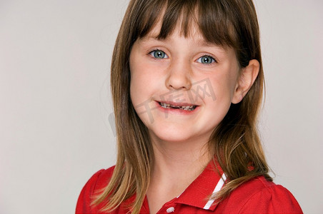 面带微笑的六岁小女孩牙齿不见了。