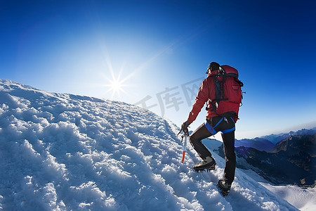 一位孤独的登山者登上了一座高山的顶峰。蒙特罗萨，瑞士。