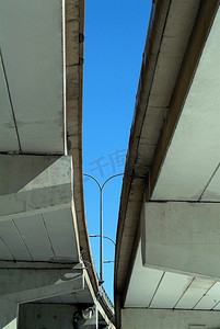 融合色摄影照片_两条交汇的高架高速公路。