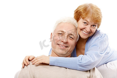 白色背景上幸福的高龄配偶