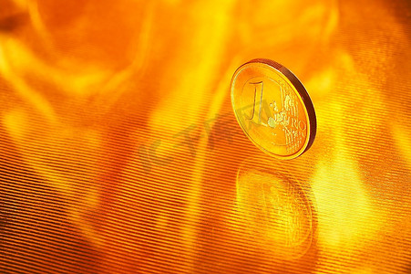 面额为1欧元的硬币在金条背景上的反光边缘上的价格
