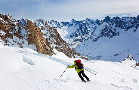 男子滑雪者在雪粉中滑行；法国、欧洲、法国、欧洲、沙蒙尼克斯的布兰奇山谷。