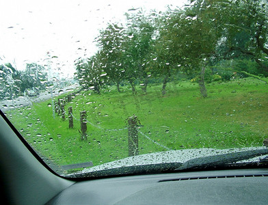 雨点摄影照片_雨点打在模糊的挡风玻璃上。