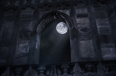 从古堡的窗户看满月