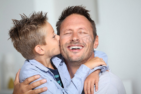 手绘61儿童节摄影照片_邦德小男孩给他爸爸一个吻