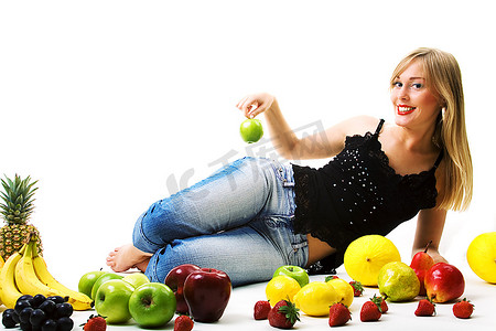 食物，水果和健康的营养-大量的新鲜水果和一个金发女郎