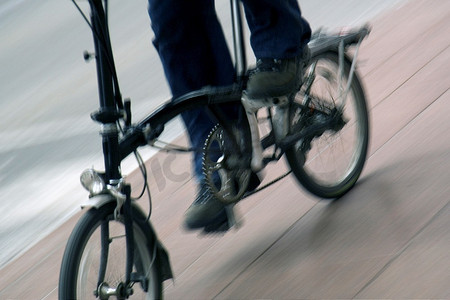 骑折叠自行车的人。