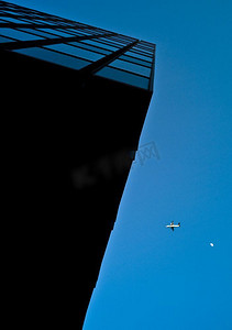 伦敦骑士桥现代写字楼上空的飞机