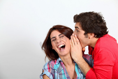 年轻人在女友耳边窃窃私语&敏锐；S耳朵