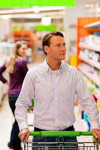 超市里的女人在超市里照顾一个她刚认识的男人，她准备调情了