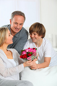 儿子献束鲜花献给母亲和急性；S生日