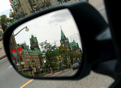 汽车的后视镜里映出了渥太华的议会大厦.后视镜轿车