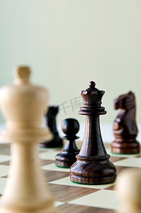 在玩板上的传统的木制的国际象棋游戏件。